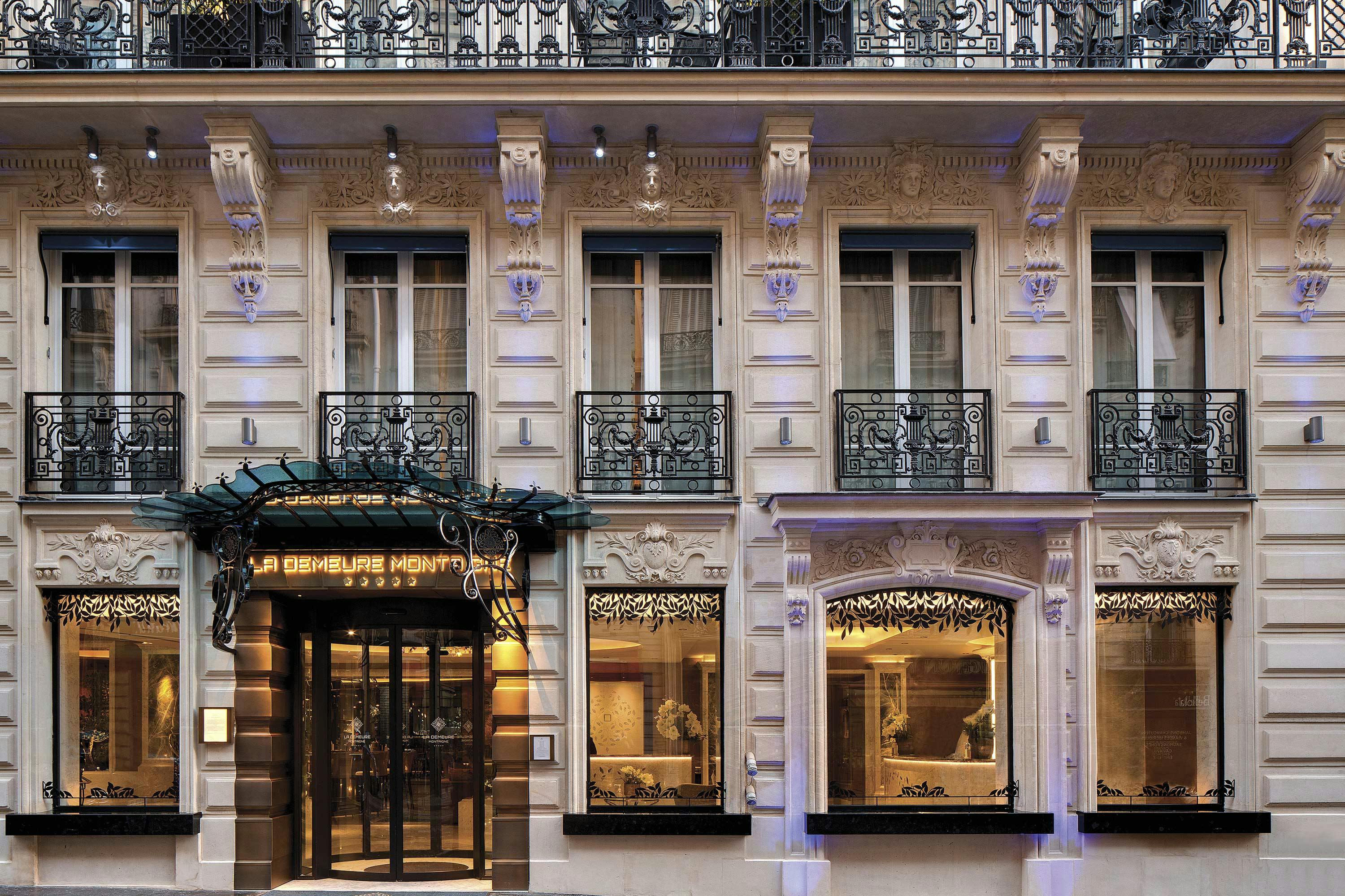Devanture d'un hôtel parisien luxueux qui propose les Nicettes à ses clients